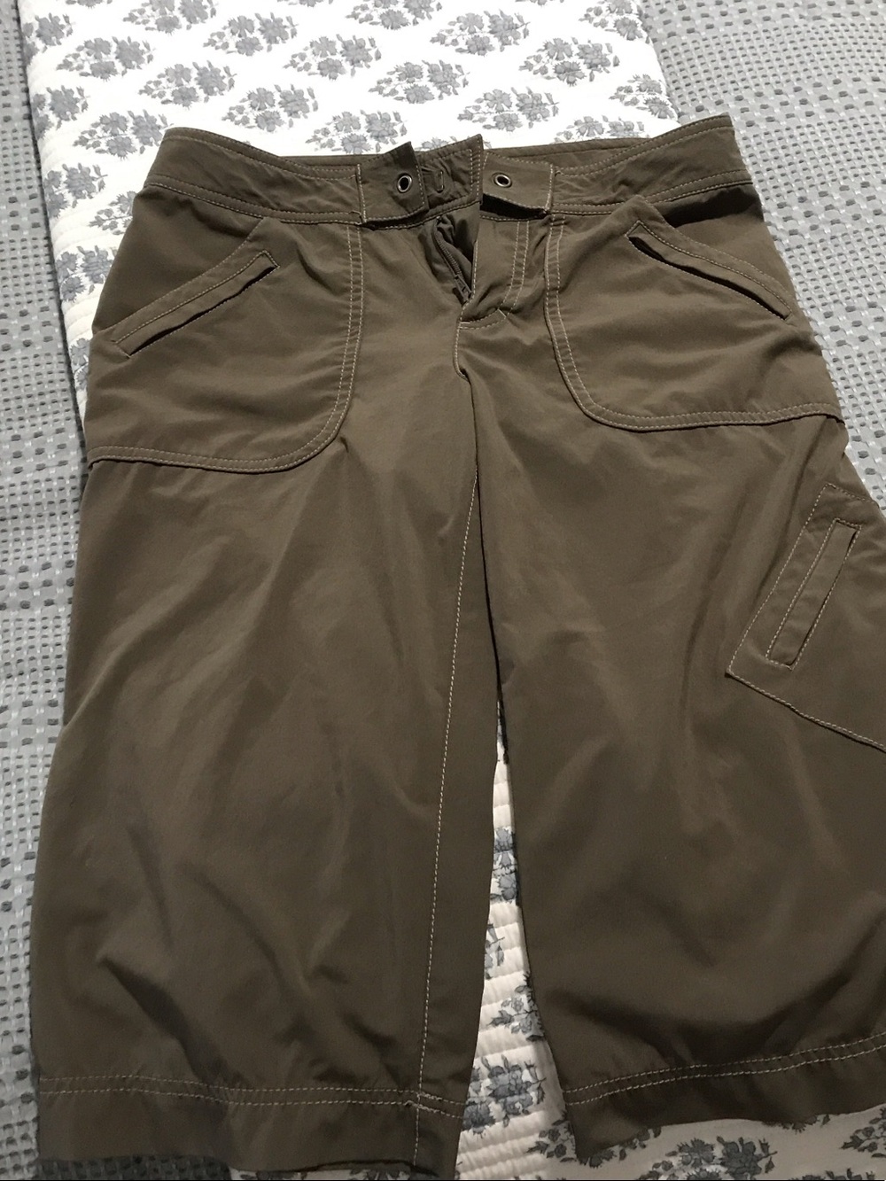 Athleta womens Olive Brown Cargo Shorts